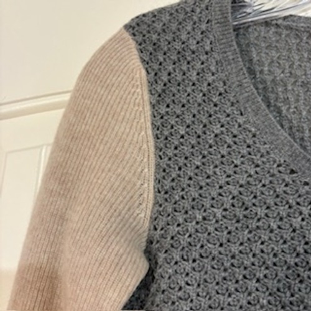 RED Saks Fifth Avenue 100% Cashmere Sweater XS Grey Beige Knit Long Sleeve - Picture 4 of 7